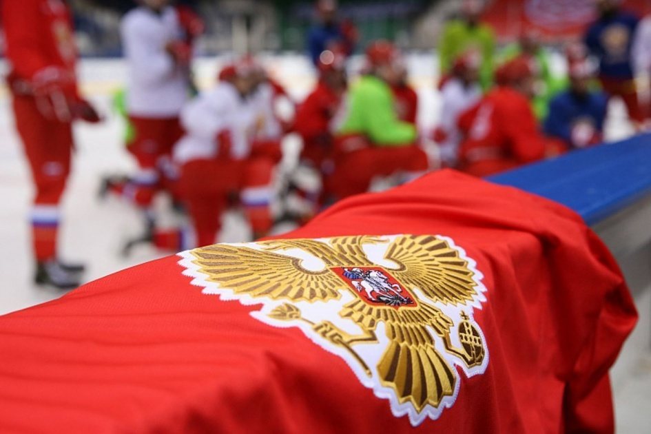 «Недопуск России на чемпионат мира в 2027 году меня не удивил. Мы понимаем, кто сейчас сидит в Международной федерации — финны, шведы, чехи, а прибалты им подпевают. Прибалтика всю жизнь развивалась за счёт российского хоккея — и в советское время, и после. Рига держалась за счёт КХЛ и нашей федерации, перенимала опыт. А теперь эти люди, движимые завистью, пытаются подняться на ступеньку выше. Пока эта шобла не поймёт, что они дебилы, так и будет продолжаться»