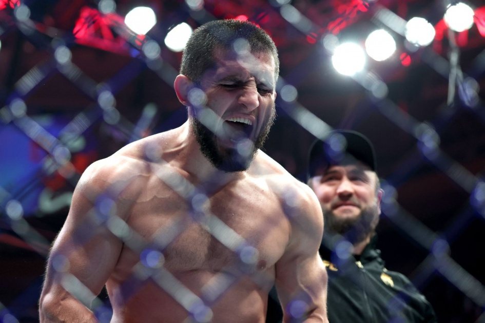 Махачев: «Такое ощущение, будто кто-то за него всё контролирует»