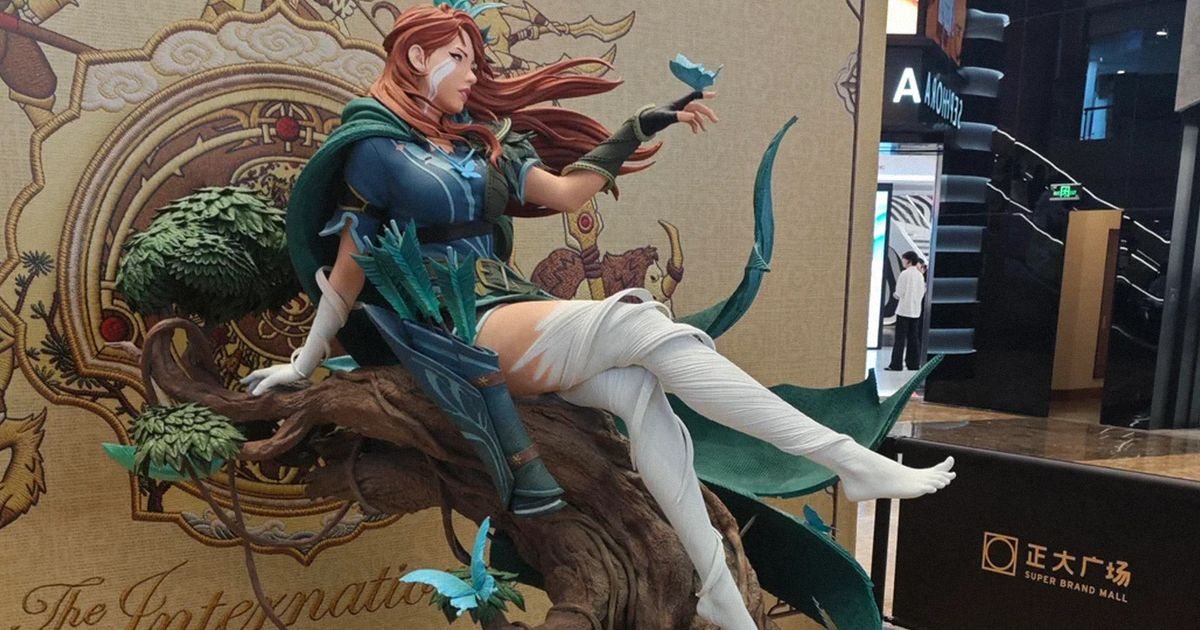 В Шанхае установили двухметровую статую Windranger
