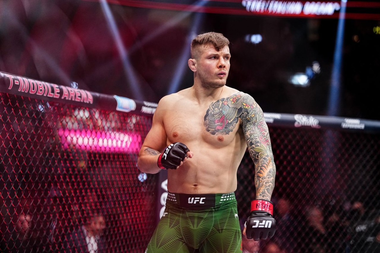Адесанья поддержал Веттори перед боем на UFC 332