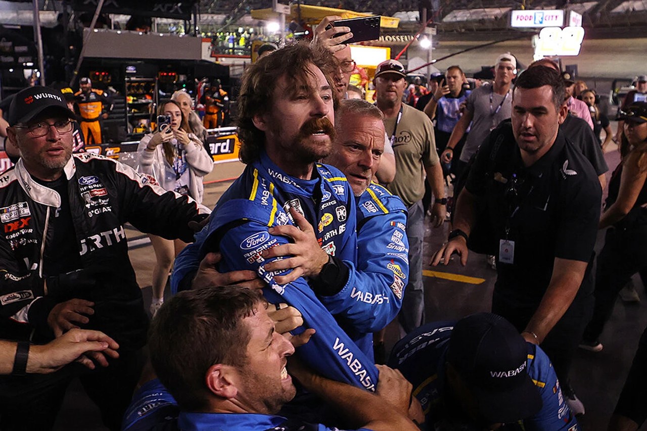 Блэйни и Хосевар подрались на пит-лейне в NASCAR