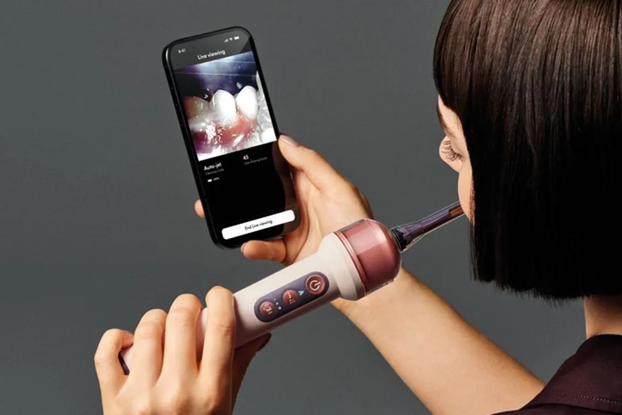Dyson представила умную зубную щётку с камерой
