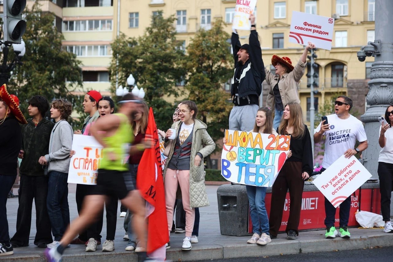 «Я отвечаю за их детство». Учитель из Москвы создал точку поддержки на марафоне