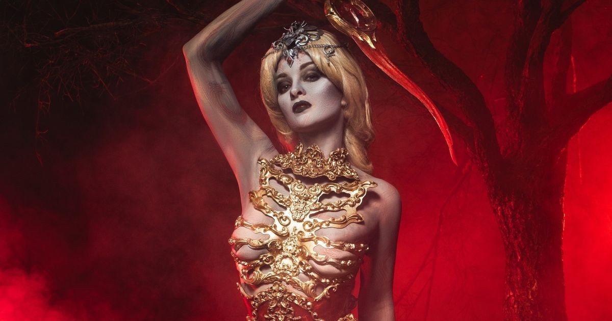 Модель Katssby сделала косплей на Орин Красную из Baldur's Gate 3
