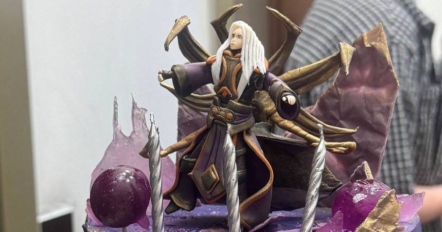 No[o]ne получил торт с Invoker на день рождения