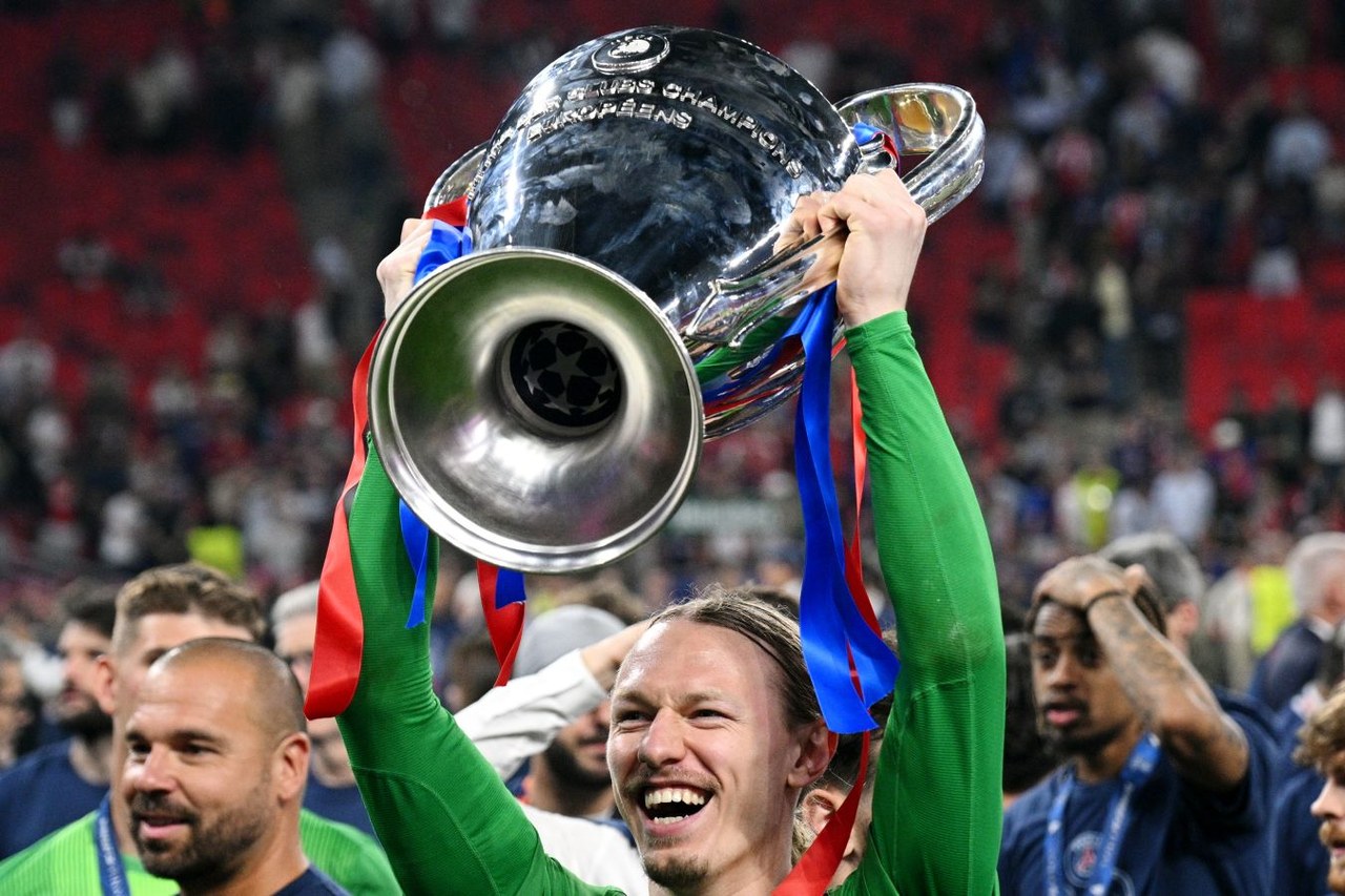 Сафонов номинирован на приз лучшему вратарю сезона France Football