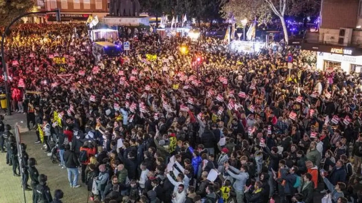 «Валенсия» сыграет с «Барселоной» на фоне протестов фанатов